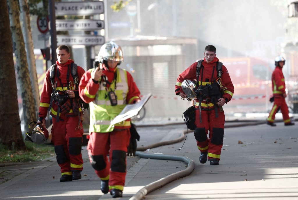 Εκρήξεις σε Πολυώροφο Κτίριο στο Παρίσι Προκαλούν Συναγερμό