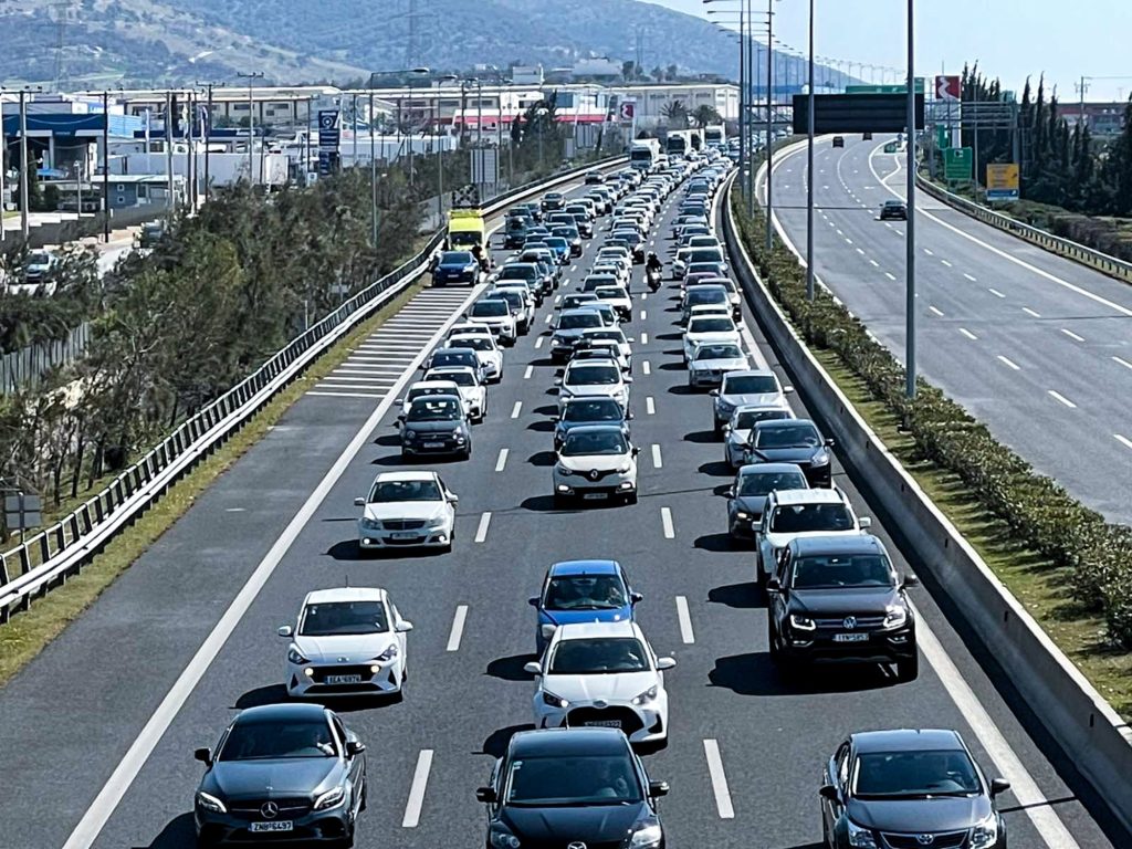 Τροχαίο ατύχημα με ανατροπή οχήματος στην εθνική οδό Αθηνών Κορίνθου τραυματίστηκε γυναίκα