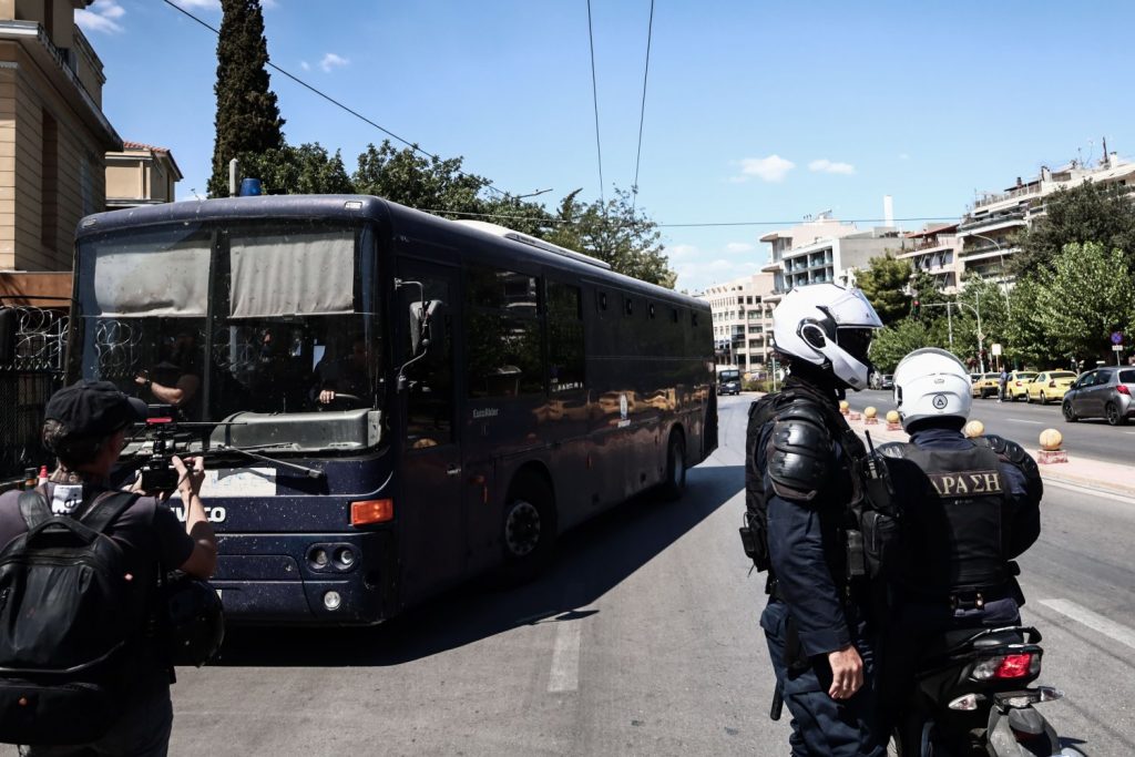 Αιματηρή συμπλοκή μαθητών στο Λαύριο με τραυματισμούς και συλλήψεις