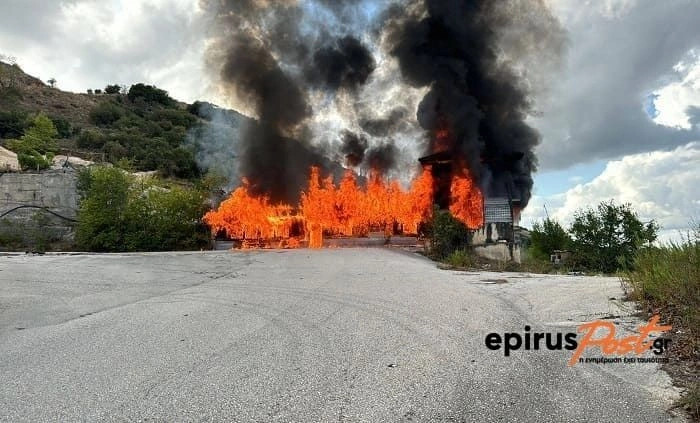 Φωτιά σε λατομείο στα Ιωάννινα προκαλεί ανησυχία στην περιοχή