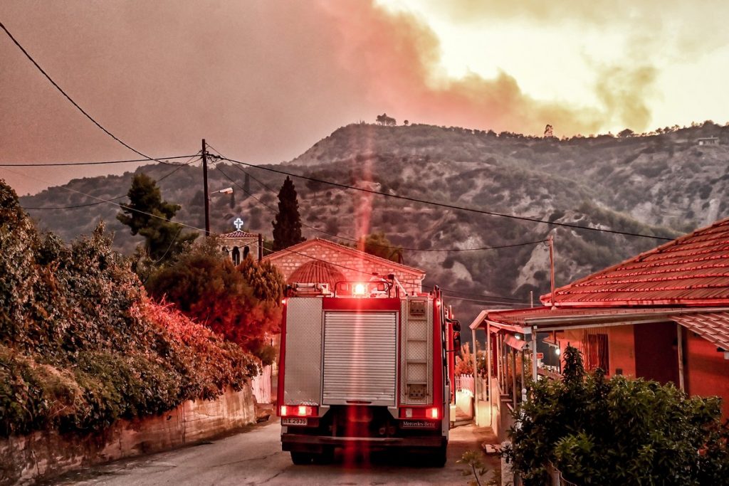 Τραγωδία στην Κορινθία από πυρκαγιά με δύο θύματα και συνεχείς προειδοποιήσεις για εκκενώσεις