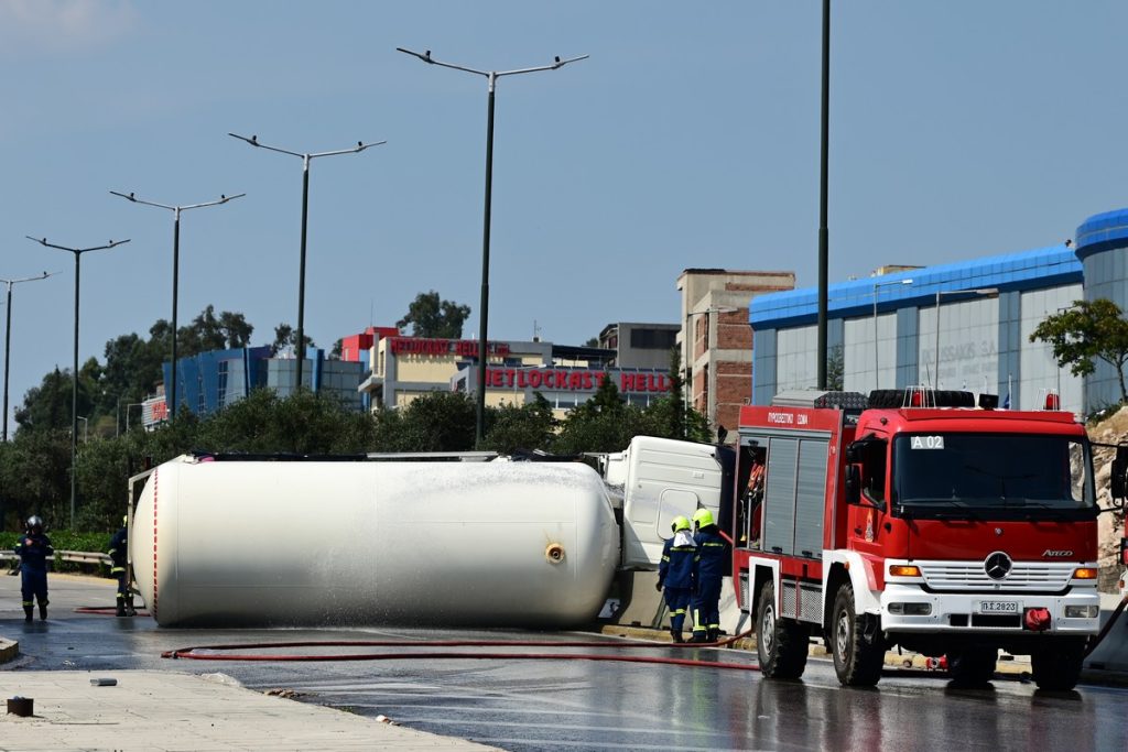 Ανατροπή βυτιοφόρου στο Σχιστό προκαλεί διακοπή κυκλοφορίας και μέτρα ασφαλείας