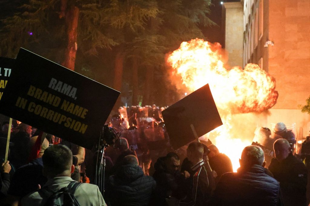 Διαδηλώσεις και επεισόδια στα Τίρανα κατά της κυβέρνησης Ράμα