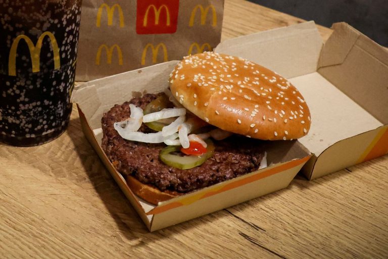 Επιδημία E.coli Συνδέεται με Μπεργκερ McDonald’s που Προκάλεσε Θάνατο και Νοσηλείες