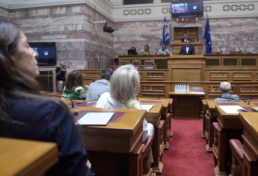 Αίτημα του ΣΥΡΙΖΑ για μείωση τραπεζικών προμηθειών και επιτοκίων στην Βουλή